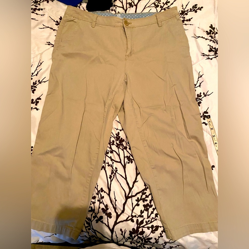 Liz Claiborne cropped khakis sz 14